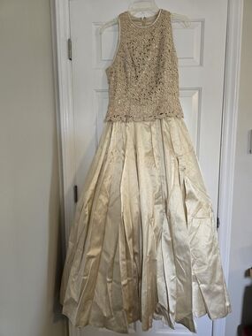 Beautiful Women's Jessica McClintock Formal Gold Gown W/ Wrap- Size 8